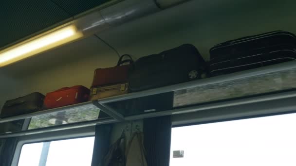 Αποσκευές Στο Τρένο Αυτοκίνητο Στα Επάνω Ράφια — Αρχείο Βίντεο