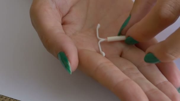Frau Zeigt Ein Gerät Zur Geburtenkontrolle Iud Ihrer Handfläche Eine — Stockvideo