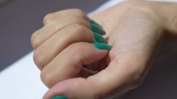 Mulher Mostra Dispositivo Controle Natalidade Diu Palma Mão — Vídeo de Stock