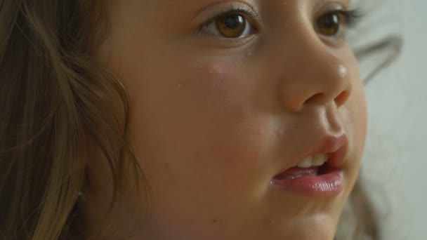 Porträt Eines Kleinen Mädchens Mit Krampfadern Gesicht — Stockvideo