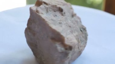Jeolojik Orthoclase mineral örnek görünümünü. Orthoclase veya orthoclase feldspat volkanik kaya oluşturan bir önemli tectosilicate mineraldir.