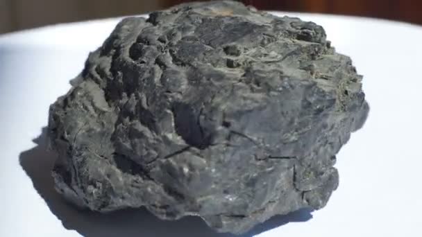 Vista Muestra Roca Bituminosa Carbón — Vídeo de stock