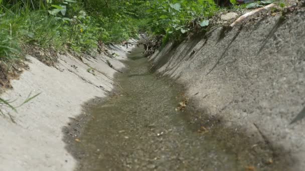 Calha Cimento Para Água Pluvial Lado Uma Estrada — Vídeo de Stock