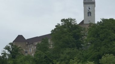 Ljubljana Kalesi görünümü bulutlu bir gün, Slovenya.