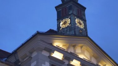 Ljubljana Belediye binasının akşam manzarası.
