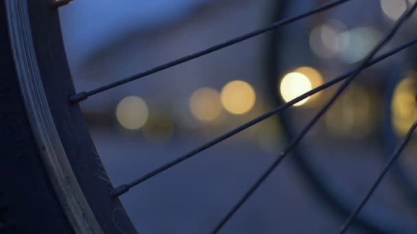 Vista Nocturna Casco Antiguo Europeo Con Adoquines Tierra Bicicletas Locales — Vídeo de stock