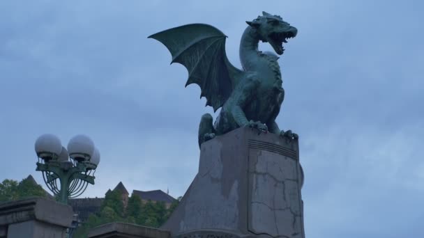 Berühmte Drachenstatue Auf Der Drachenbrücke Ljubljana — Stockvideo