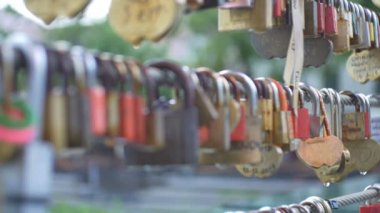 Yağmur duran bir köprünün üzerinde bazı aşk kilitleri görünümü.