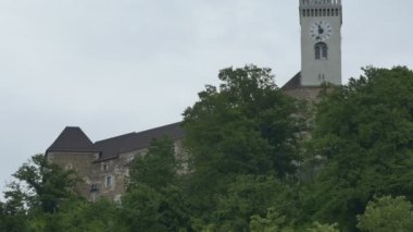 Ljubljana Kalesi görünümü bulutlu bir gün, Slovenya.