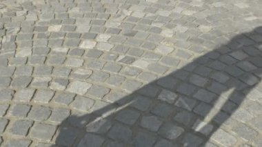 Parke taşı yolda kız yürüyüş Shaddow görünümü.