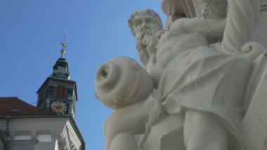 Ljubljana, Slovenya'daki Robba Çeşmesi'nde güzel heykel manzarası.
