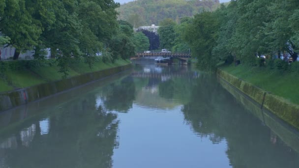 Θέα Στον Ποταμό Ljubljanica Στο Vvening Στην Πόλη Της Λιουμπλιάνα — Αρχείο Βίντεο