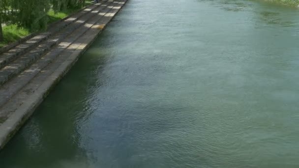 Кроки Бетонних Берегах Річки — стокове відео