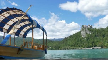 Bled Gölü'nde geleneksel Sloven tekneleri.