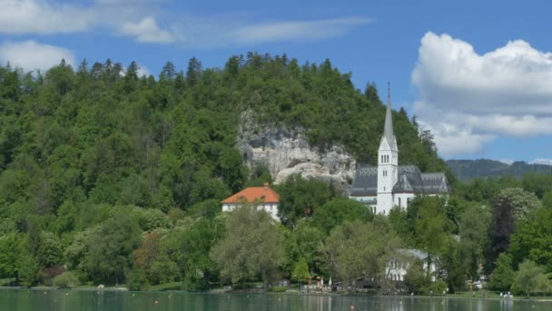 Vista Igreja Margem Lago Bled Dia Verão — Vídeo de Stock