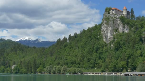 スロベニアの湖とブレッド城の美しい景色 — ストック動画