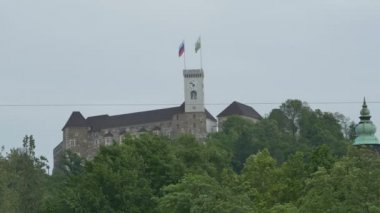 Tepeler üzerinde errected üzerinde bulutlu bir gün üzerinde Ljubljana Kalesi görünümü.