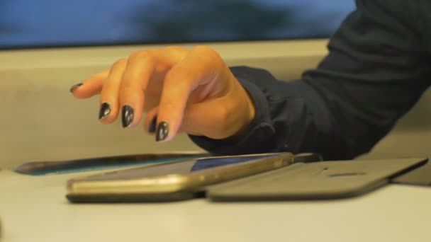 Mulher Texting Smartphone Durante Uma Viagem Trem — Vídeo de Stock