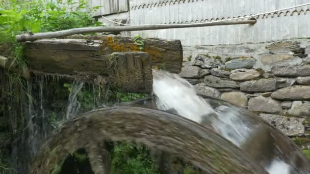 Vista Del Agua Que Fluye Alimentando Rueda Agua Del Molino — Vídeo de stock