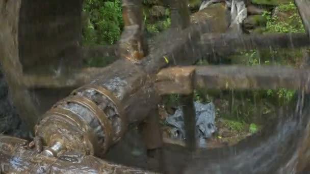 Вращающийся Вал Старого Колеса Водяной Мельницы — стоковое видео