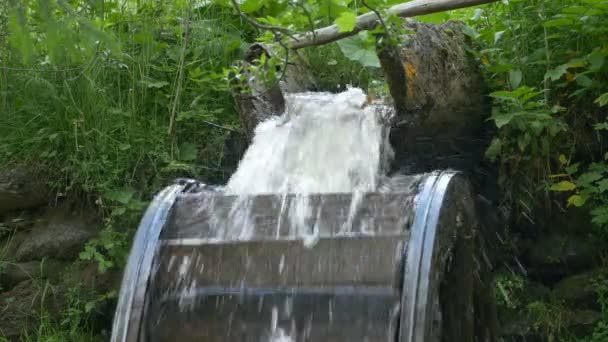 Wasser Fließt Auf Alter Mühlenrinne — Stockvideo
