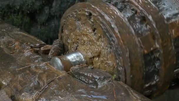 Zicht Ijzeren Schacht Roterend Hout Scharnier Gesmeerd Met Water — Stockvideo