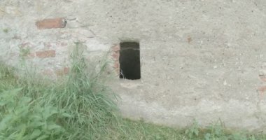Ortaçağ eski kale mahzen penceresi görünümü.