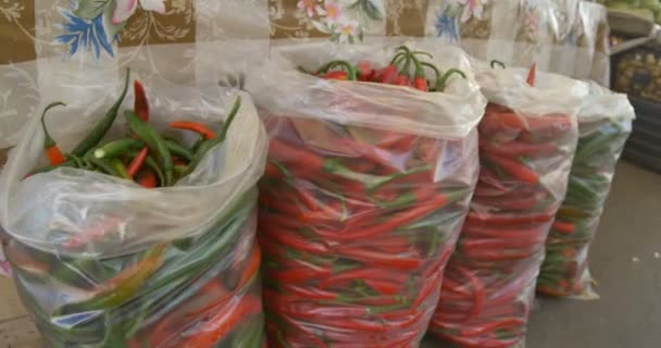 当地市场装有辣椒的塑料袋 — 图库视频影像