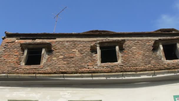 Blick auf zerbrochene Fenster auf dem Dachboden des alten Hauses.