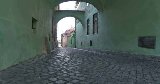 Spaziergang Durch Eine Mittelalterliche Stadt Mit Kopfsteinpflastergassen Und Arkaden — Stockvideo