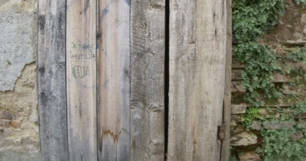 Marcher le long d'un vieux mur délabré de maison de brique .
