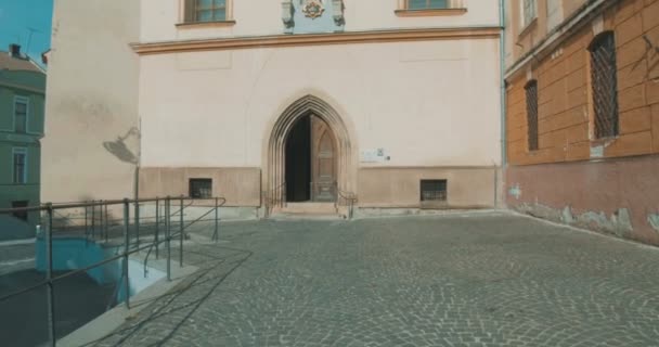 中世のカトリック教会の入り口まで歩く — ストック動画