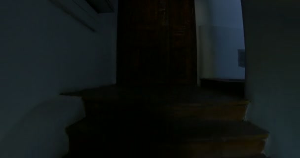 离开一座带楼梯和木门的老房子 — 图库视频影像