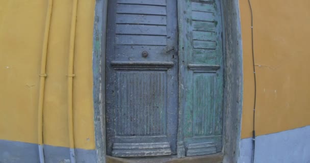 走进一扇老房子的木门 — 图库视频影像