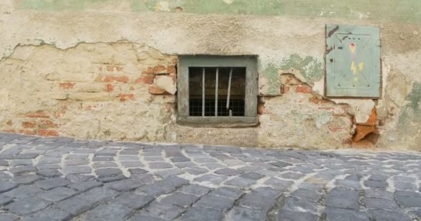 旧房子的暗地下室窗户 — 图库视频影像