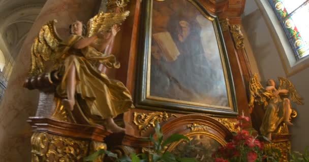 Vista Ángeles Dorados Estatuas Pintura Bíblica Barroca Dentro Una Iglesia — Vídeo de stock