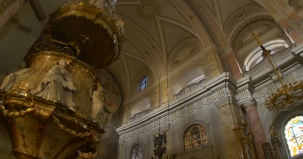 Uitzicht Binnenkant Van Een Barokke Ctholische Kerk — Stockvideo