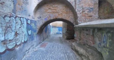 Grafiiti binaları ve duvarları ile şehrin Ortaçağ alanı.