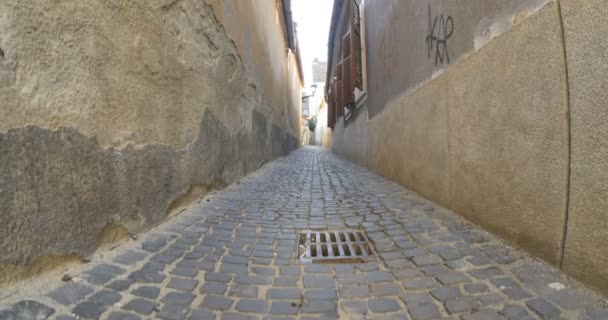 Vista Una Estrecha Calle Empedrada Ciudad Medieval Transilvania — Vídeo de stock