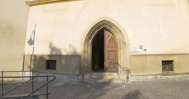Caminando Hacia Las Puertas Góticas Antigua Iglesia — Vídeos de Stock