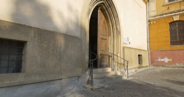 Wandelen Naar Ingang Van Middeleeuwse Gotische Kerk — Stockvideo