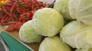 Yerel pazarda satılık organik lahana.