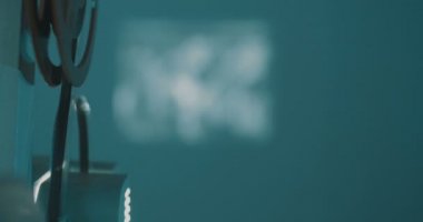 Karanlık oda üzerinde çalışan 8mm makara film projektörünün görünümü.