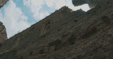 Gökyüzü ve güneş manzarası ve bir kalenin ortaçağ kalıntıları..