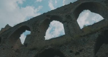 Ortaçağ şatosunun melankolik manzarası boyunca yürümek,