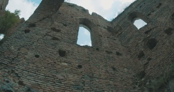 Bir Harabe Şatonun Ortaçağ Duvarlarında Yürüyorum — Stok video