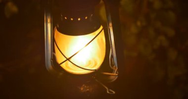 Bir gece akkor renkli bir fener..