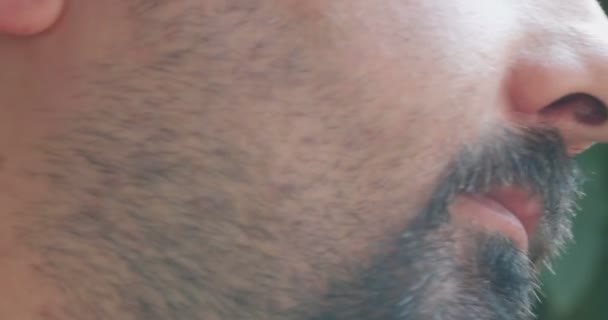Hombre Con Barba Está Fumando Cigarrillo — Vídeos de Stock