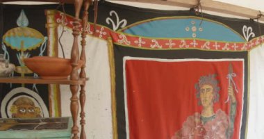 Tabaklar, nesneler ve gözlüklerle Antik Roma İmparatorluğu rafının görüntüsü.