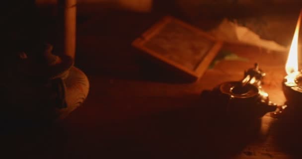 テーブルの上に古代のオイルランプの照明の眺め — ストック動画